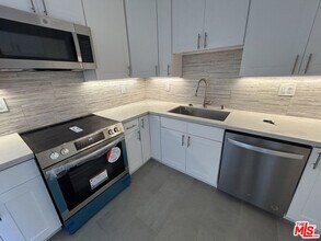 Building Photo - 1033 6th St