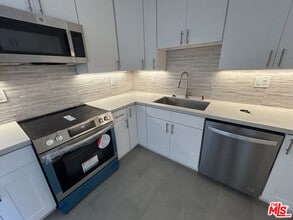 Building Photo - 1033 6th St