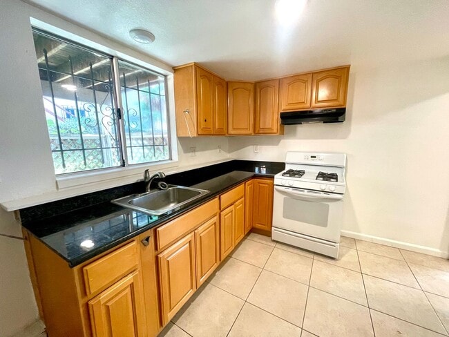 Building Photo - 1083-1085 67th St, Oakland, CA 94608