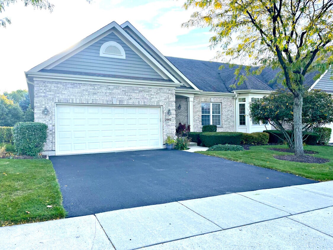 2002 Harrow Gate Dr, Woodstock, IL 60098 Townhome Rentals in