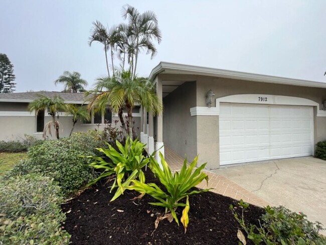 Building Photo - 3 bedroom, 2 Bath, 2 car garage, Spacious ...