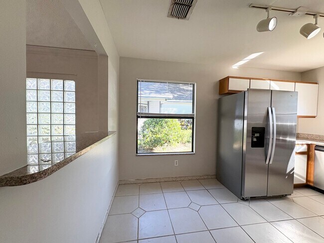 Foto del edificio - Beautifully Upgraded 3 BR Home in Hidden Lakes - Community Pool