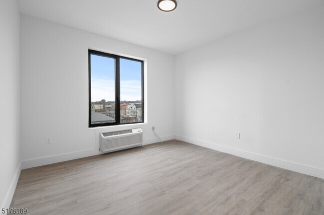 Building Photo - 901 E Jersey St