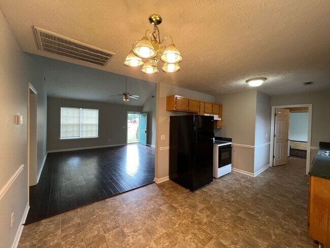 Building Photo - **$500 Off First Month's Rent!** 3 Bedroom...