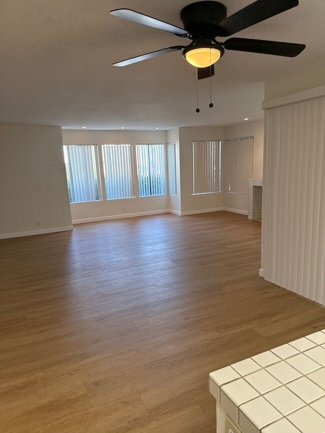 Building Photo - 532.5 Via De La Valle