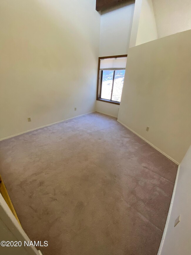 Building Photo - 2600 Valley View Dr