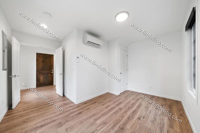 Foto del edificio - Sleek 3-Level Townhome in Hosford-Abernethy – Pet Friendly with W/S/G Included!