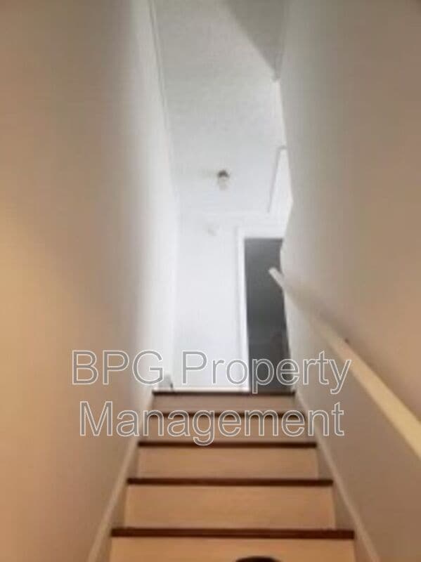 Building Photo - 123 Circle Dr