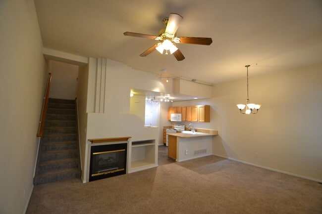 Building Photo - 2 Bedroom Townhome Next to Quail Lake