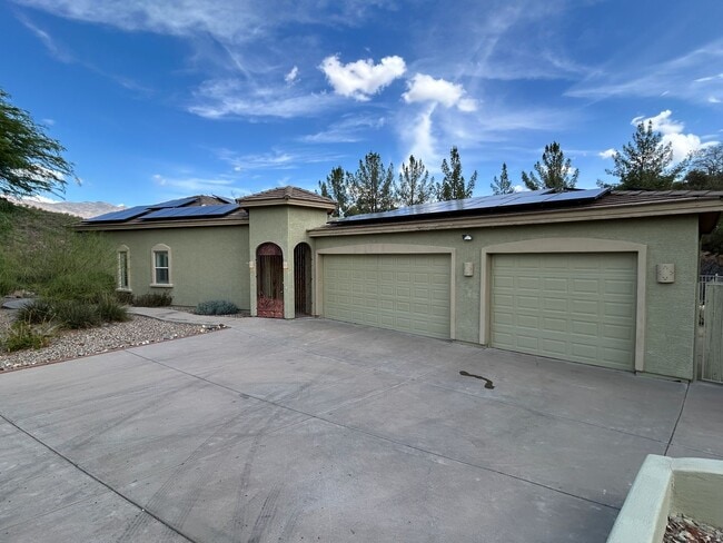 Foto del edificio - Black Canyon City Custom Home w/Pool & *NO...