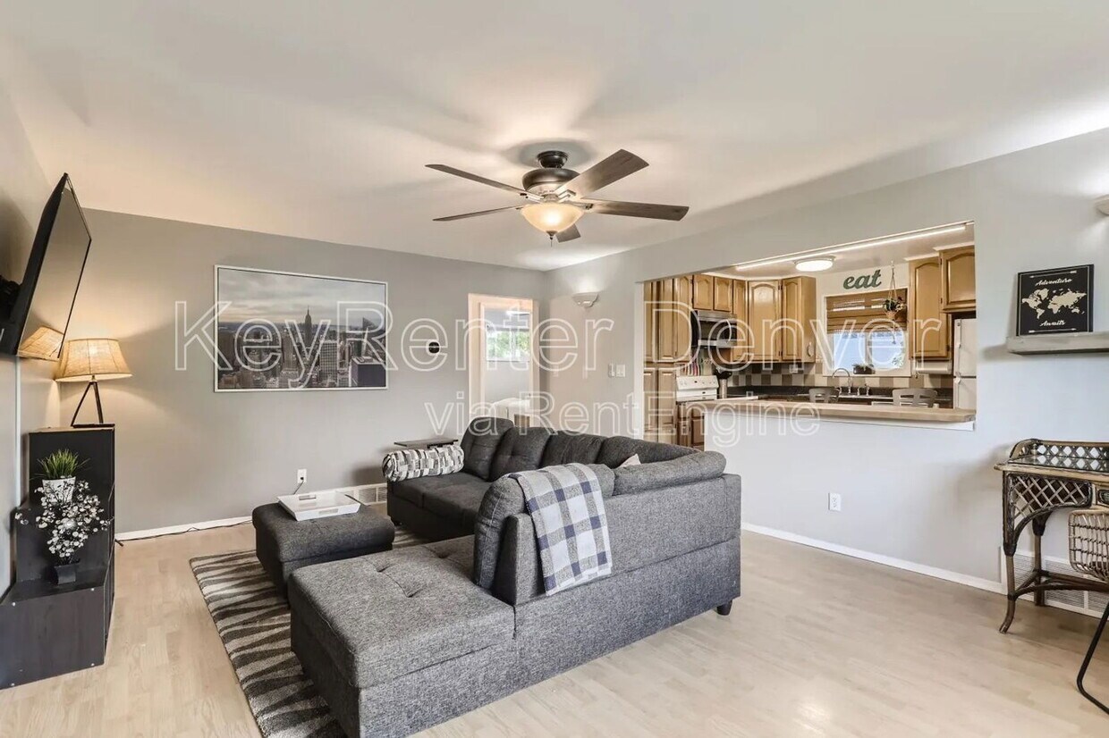 Photo - 2075 Iris St