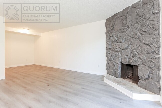 Foto del edificio - 3 Bed 2 Bathroom Edmonds Condo!