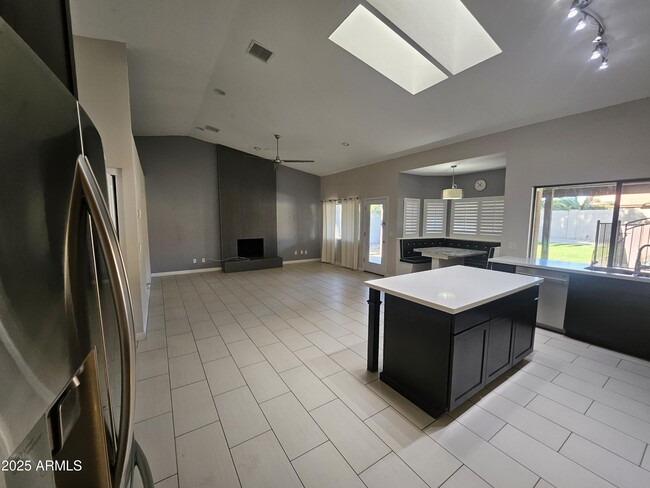 Building Photo - 6002 E Marconi Ave