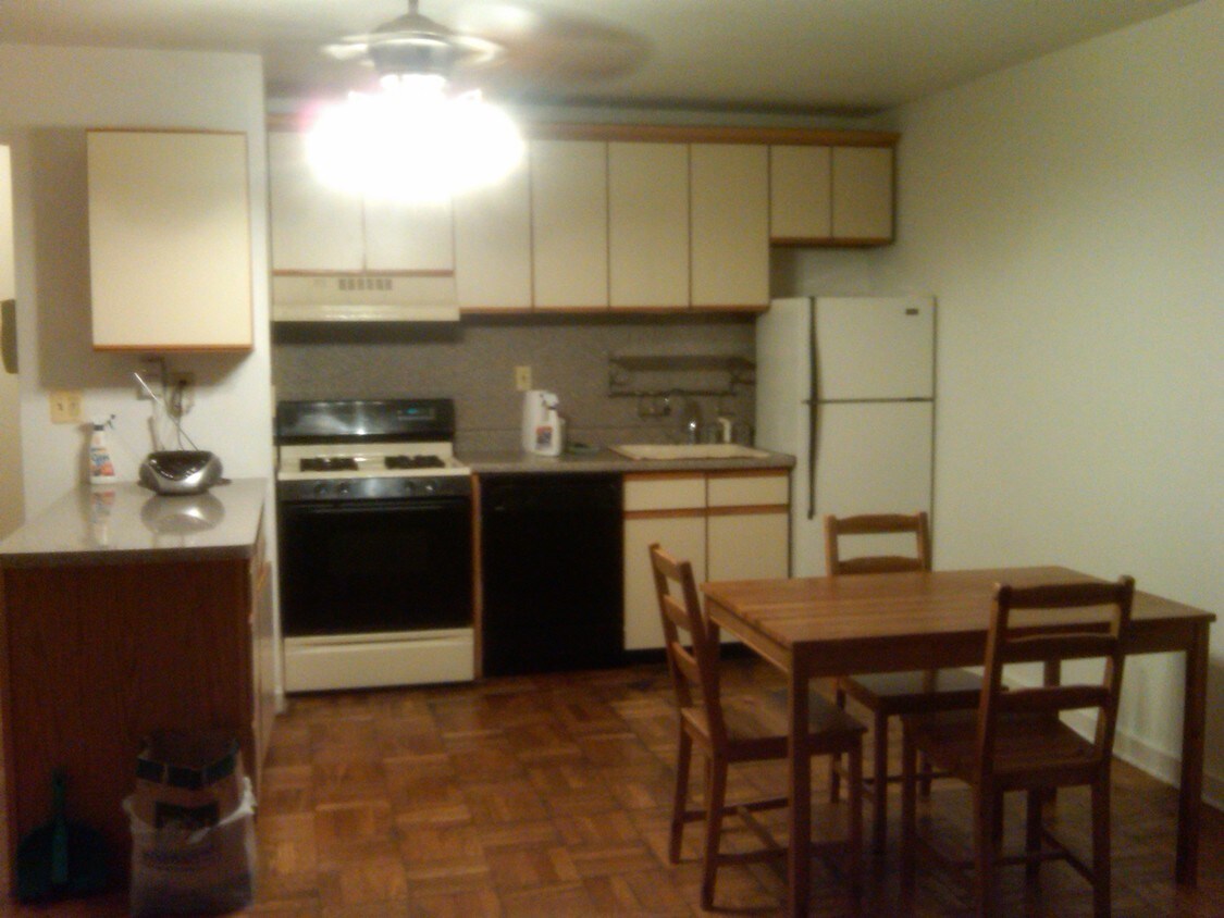 Primary Photo - 8650 Boulevard E