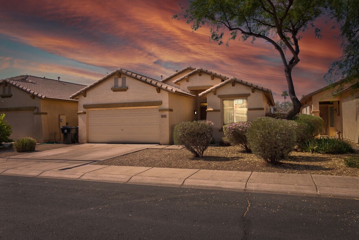 Foto principal - OPEN, SPACIOUS 3 BEDROOM, 2 BATH HOME WITH...