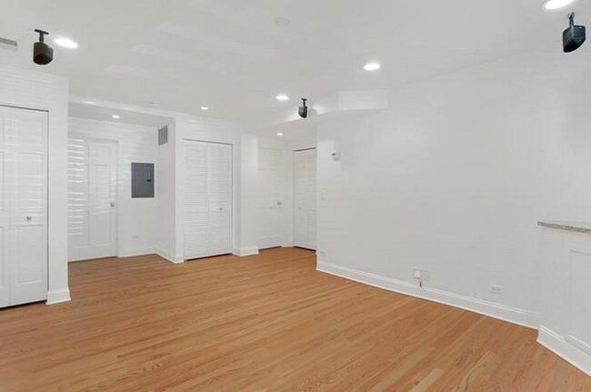 Building Photo - 4455 N Hamilton Ave