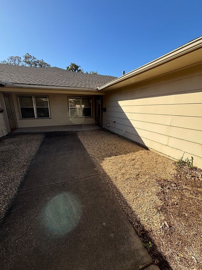 Building Photo - 6008-6010 Shelton St