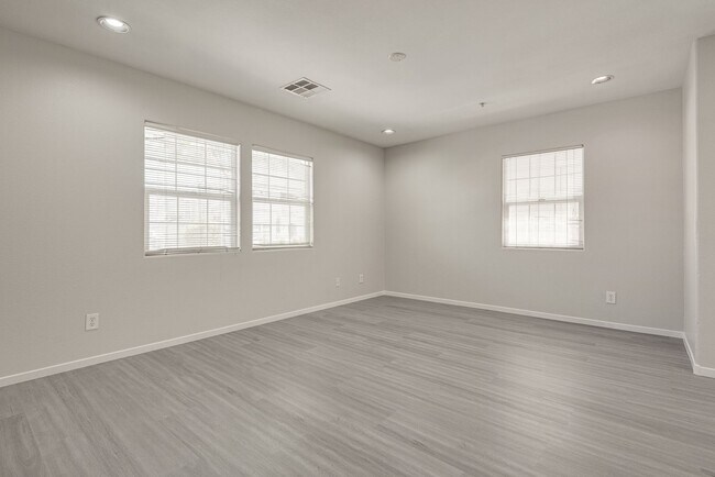Building Photo - Beautiful 3-bedroom, 2.5-bathroom in ameni...