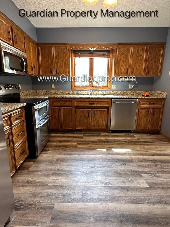 Foto del edificio - Eden Prairie Single Family Home, 2 Car Garage, Large Fenced Back Yard, September/October Move in