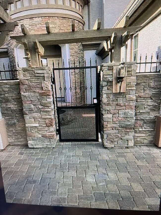 Building Photo - Gated Home in Somersett