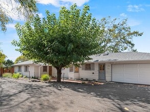 Building Photo - 717 Glenside Dr