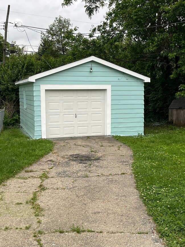 Detached garage - 6231 Windsor Dr