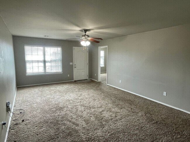 Building Photo - Beautiful 4 bed Bedroom Home in Mustang Sc...