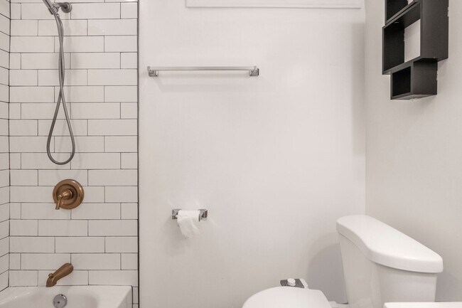 Foto del edificio - Charming 2 BR/1 BA Apartment in Brookland!