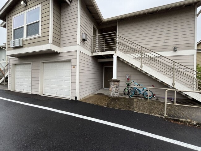 Photo - Spacious 904 Sq Ft Home in Bethany with Garage Parking, Washer/Dryer & Modern Kitchen Features