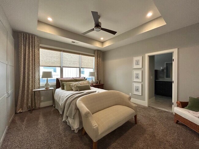 Dormitorio principal con baño privado y armarios separados para él y para ella. - 405 E 32nd Ave