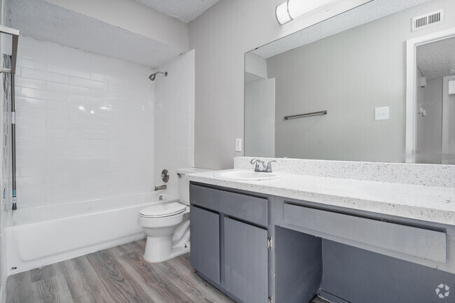 1BR, 1BA - 618SF - Bathroom - Ridge at Southcross