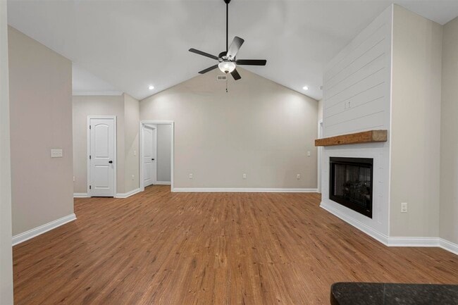 Building Photo - 821 Poplar Log Dr