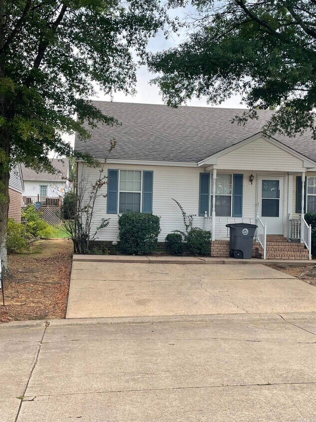 Foto principal - 2910 E Moore Ave