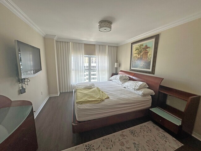 Foto del edificio - Stunning furnished 3-bedroom, 3-bathroom c...