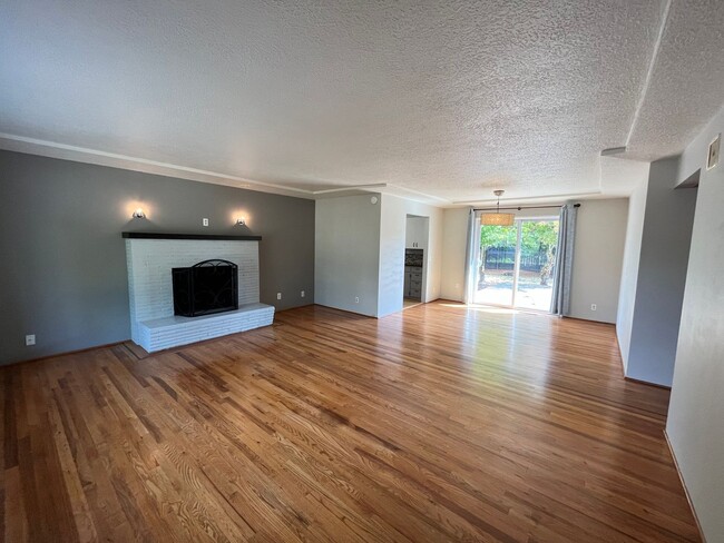Building Photo - Charming 3Bd + 1.5Ba Ranch Home in Hillsbo...