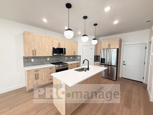 Foto del edificio - Gorgeous *NEW* Townhouse on the west side