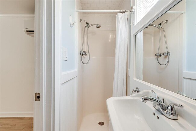 Foto del edificio - 1143 St Charles Pl NE