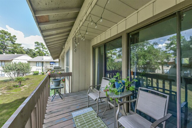 Building Photo - 15919 Golf Club Dr