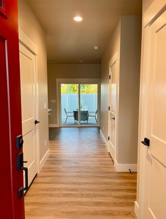 Foto del edificio - Brand new townhome located in a quiet comm...