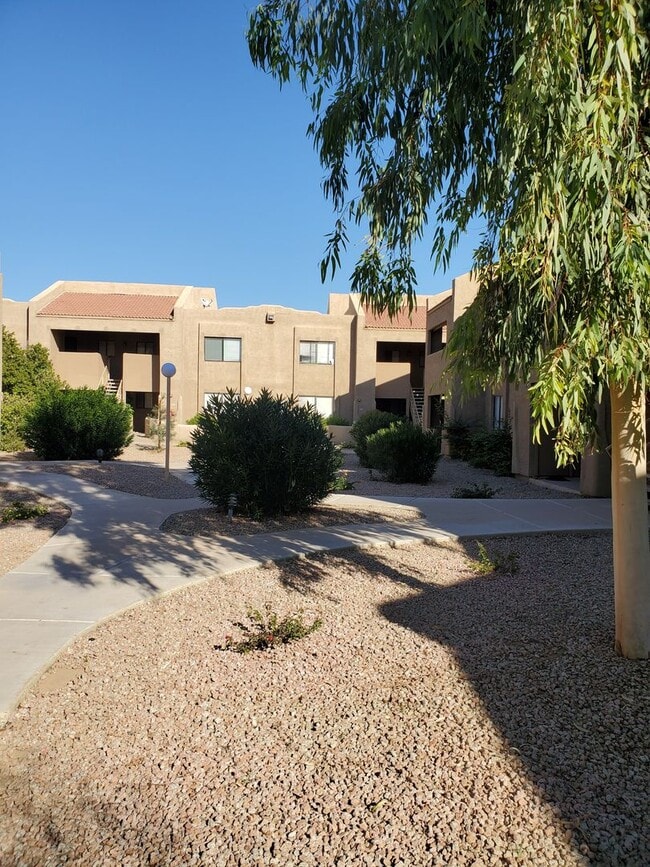 Foto del edificio - 8155 E Roosevelt St