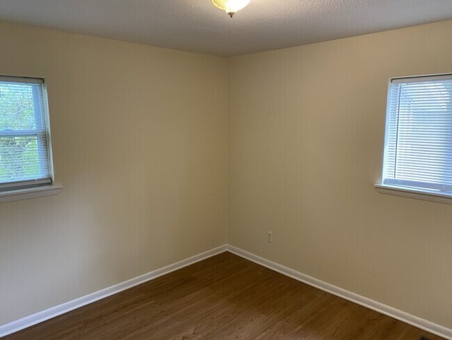 Building Photo - 2 bedroom 1 bathroom