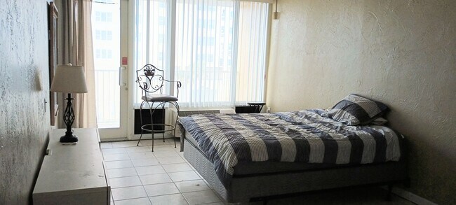 Building Photo - Studio apartment with ocean view
