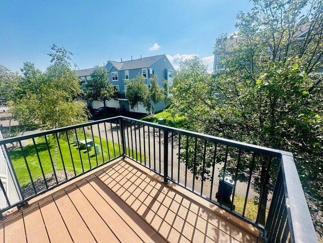 Foto del edificio - Gorgeous 4 Bedroom/3.5 Bath Luxury Townhom...