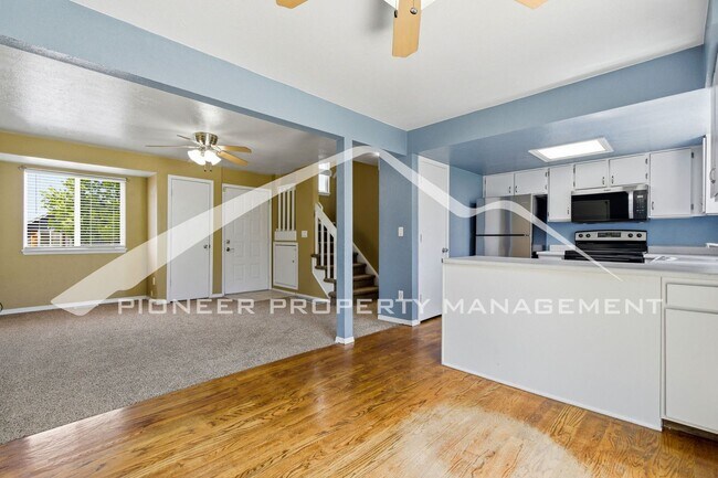 Foto del edificio - Charming Home with Central AC and Fenced Yard
