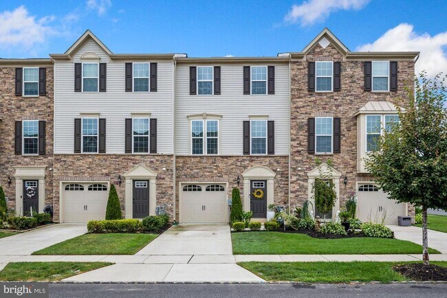 Building Photo - 102 Village Green Ln