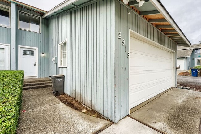 Building Photo - Available September 1st >> Fully Remodeled...