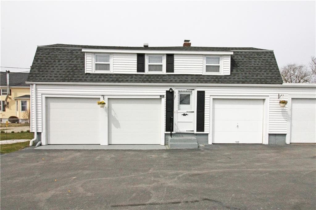 Primary Photo - 563 Aquidneck Ave