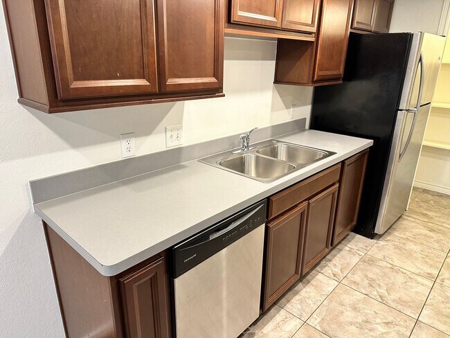 Building Photo - Centrally Located 2 bed / 1.5 bath in Nort...