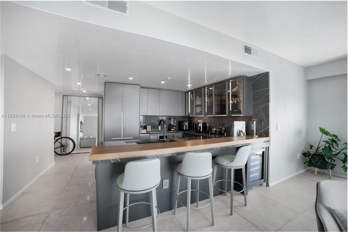 Building Photo - 1900 N Bayshore Dr