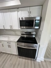 Building Photo - 1720 NW N River Dr